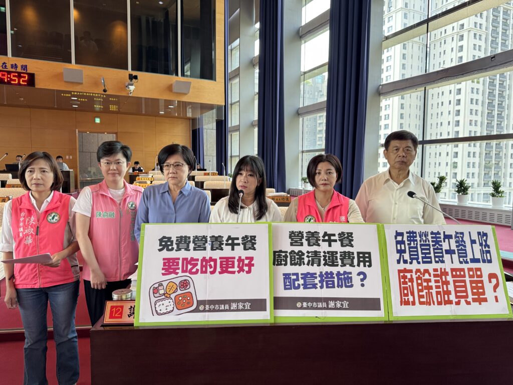 台中清潔隊路邊水溝偷倒廚餘餿水 多位議員抱桶至市府抗議 46 IMG 8220 1024x768 1