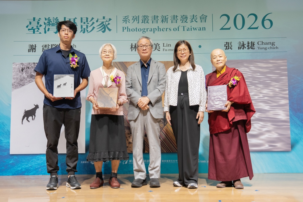 01%E6%94%9D%E5%BD%B1%E5%AE%B6%E8%AC%9D%E9%9C%87%E9%9A%86%E4%B9%8B%E5%AD%AB%E8%AC%9D%E5%B0%91%E6%B7%B5%E5%B7%A6%E4%B8%80%E6%94%9D%E5%BD%B1%E5%AE%B6%E6%9E%97%E8%8A%99%E7%BE%8E%E5%B7%A6%E4%BA%8C%E6%96%87%E5%8C%96%E9%83%A8%E9%95%B7%E6%9D%8E%E9%81%A0%E4%B8%AD