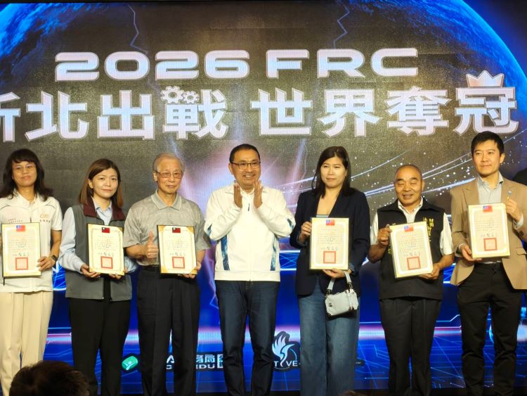 《圖說》市長侯友宜頒發感謝狀予產業合作夥伴。〈記者葉柏成攝〉