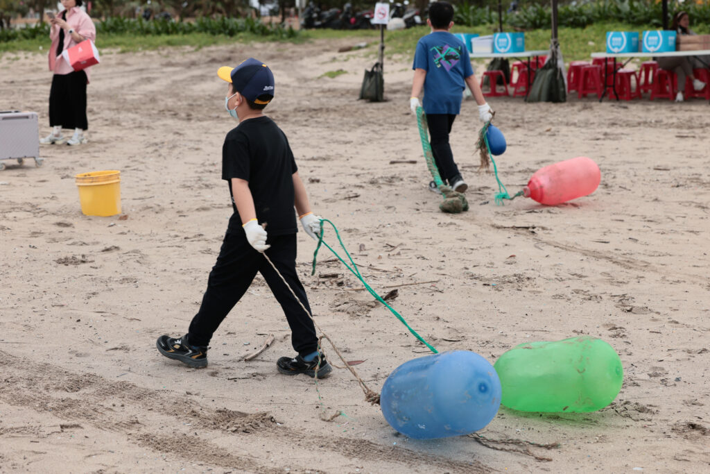 %E5%B0%8F%E6%9C%8B%E5%8F%8B%E5%B0%87%E6%BC%81%E6%A5%AD%E7%94%A8%E6%B5%AE%E7%90%83%E6%B8%85%E9%99%A4 1024x683 1