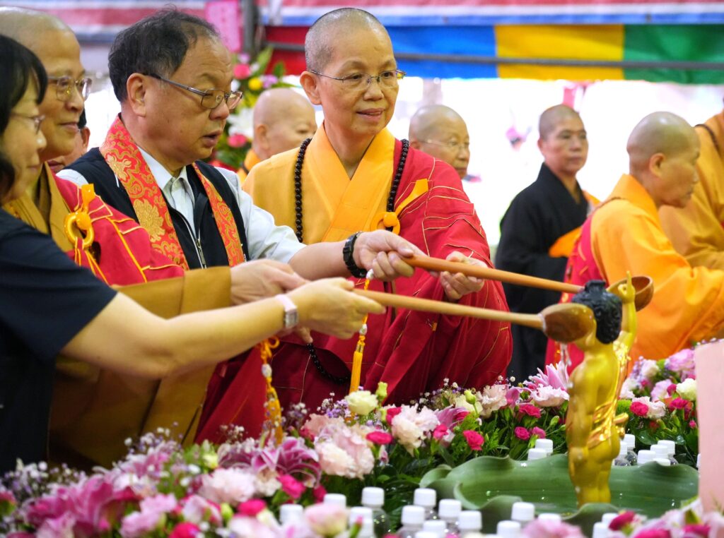 %E5%90%B3%E5%B1%80%E9%95%B7%E5%9C%A8%E6%B5%B4%E4%BD%9B%E4%BA%AD%E5%89%8D%E6%89%8B%E6%8C%81%E6%B5%B4%E4%BD%9B%E6%9D%93 %E8%88%80%E8%B5%B7%E7%94%98%E9%9C%B2%E7%81%8C%E6%B2%90%E4%BD%9B%E8%BA%AB %E7%A5%9D%E7%A6%8F%E5%A4%A9%E4%B8%8B%E7%9C%BE%E7%94%9F%E6%BB%8C%E5%A1%B5%E9%99%A4%E5%9E%A2 0 1024x762 1