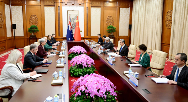 王毅與黃英賢舉行第八輪中澳外交與戰略對話，雙方就台灣議題、中東局勢等問題交換意見。圖/取自陸外交部官網