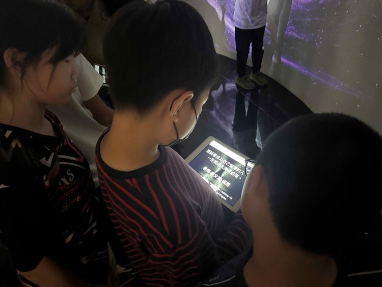 《圖說》《光在萬物》特展「光之救贖展區」，上傳「宇宙回覆的智慧之語」至FB 或 IG，完成個人與宇宙對話的儀式。〈宗博館提供〉