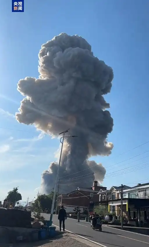 煙花廠爆炸後，遠處即可看見濃煙直衝天際，圖/取自央視