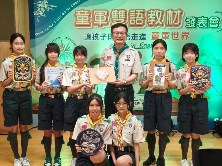 《圖說》教育局長張明文與重慶國中聯隊團員合影。〈記者葉柏成攝〉