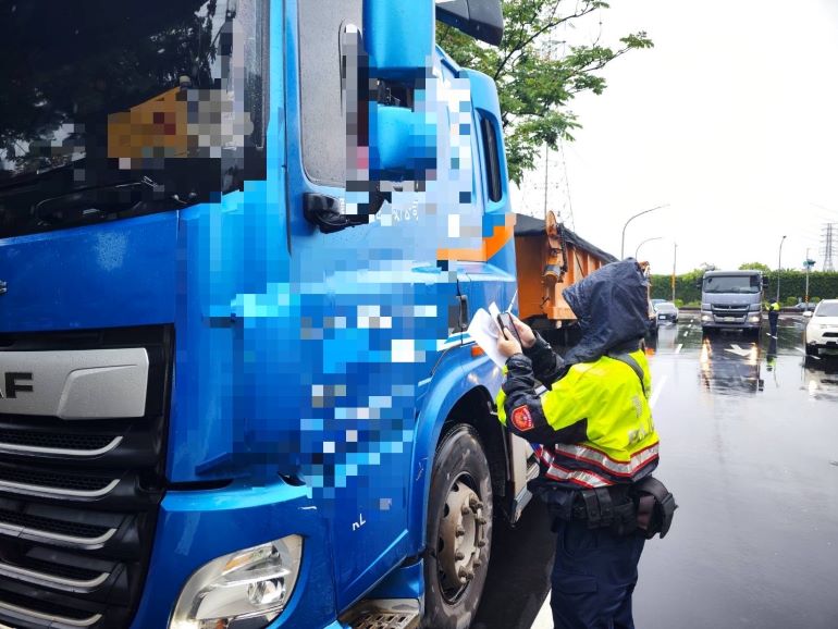 《圖說》中和警為維護交通安全之決心，全面檢視車輛是否涉及超載及其他交通違規情形。〈中和分局提供〉