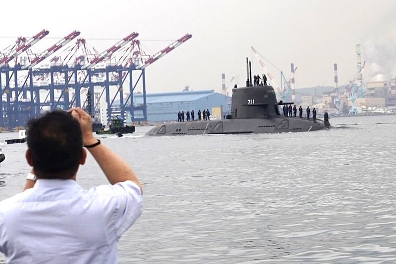  潛艦國造原型艦「海鯤軍艦」5日上午再次出海測試，一早就有軍事迷在港邊等候拍攝。圖/中央社