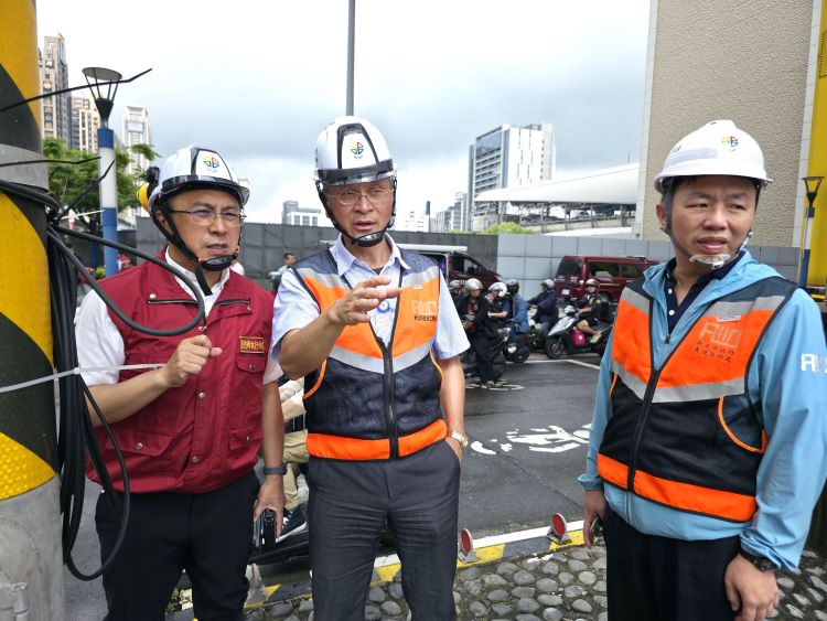 《圖說》工務局副局長林炳勲（左二）、養工處長鄭立輝（左三）趕赴現場掌握修復情形。〈工務局提供〉