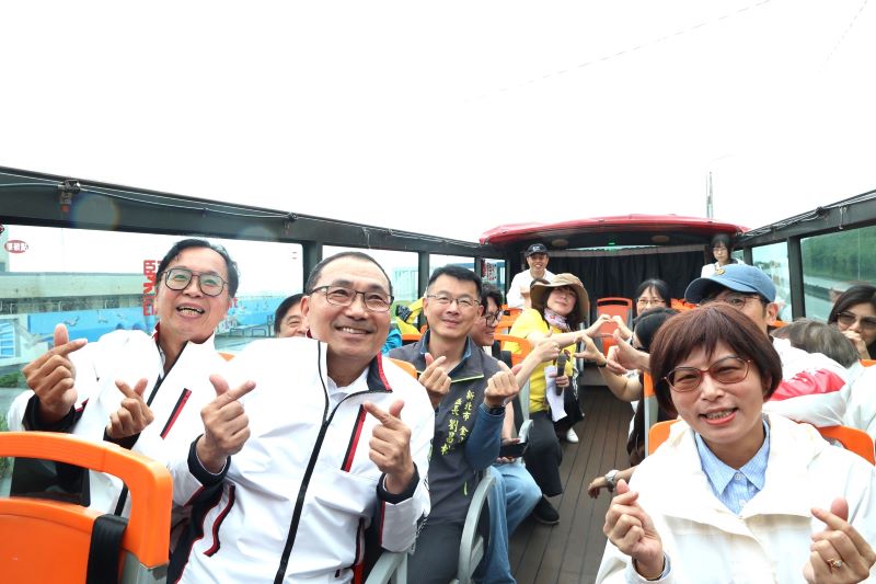 《圖說》市長侯友宜邀請國內外遊客來體驗即將首發的青春山海線景觀雙層巴士，左一觀旅局長楊宗珉。〈觀旅局提供〉