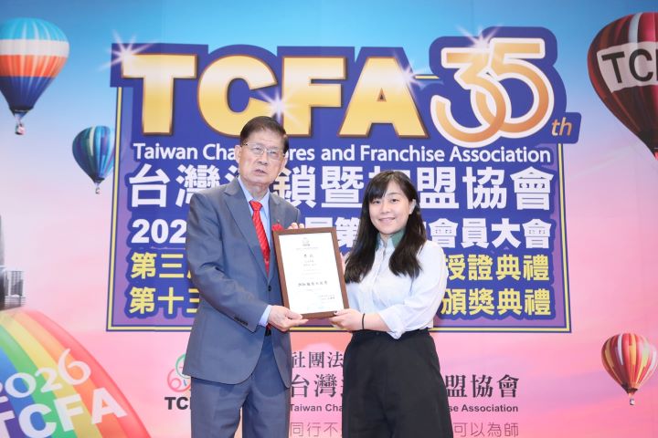 優渥設計台北民生店設計師周亭如(右)，整合團隊即時應變，展現細緻服務品質與專業價值。圖/歐德集團提供