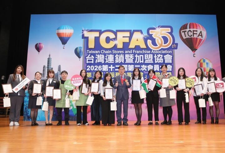歐德傢俱簡妙樺(左六)、優渥設計周亭如(左七)獲2026服務天使獎肯定。圖/歐德集團提供