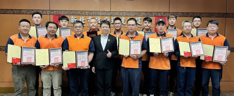 《圖說》廉潔事蹟表揚活動合影，中為環保局長程大維。〈環保局提供〉
