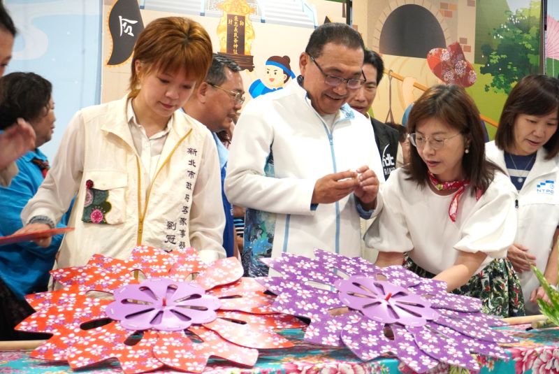 《圖說》侯友宜市長與客家事務局劉冠吟局長同貴賓們體驗手作風車，象徵著新北客家文化充滿動力，並持續打造兼具文化深度與生活美學的都會客家新風貌。〈客家局提供〉