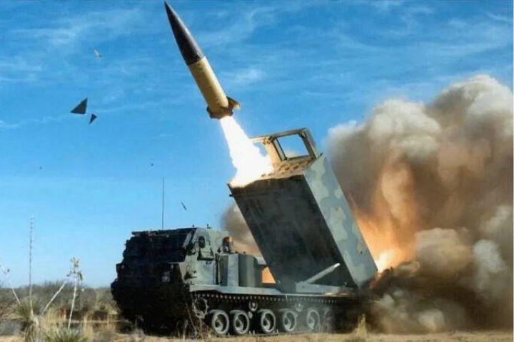  射程達到300公里的ATACMS飛彈，可以採用HIMARS「海馬斯」多管火箭系統發射。圖/取自洛克希德．馬丁官網