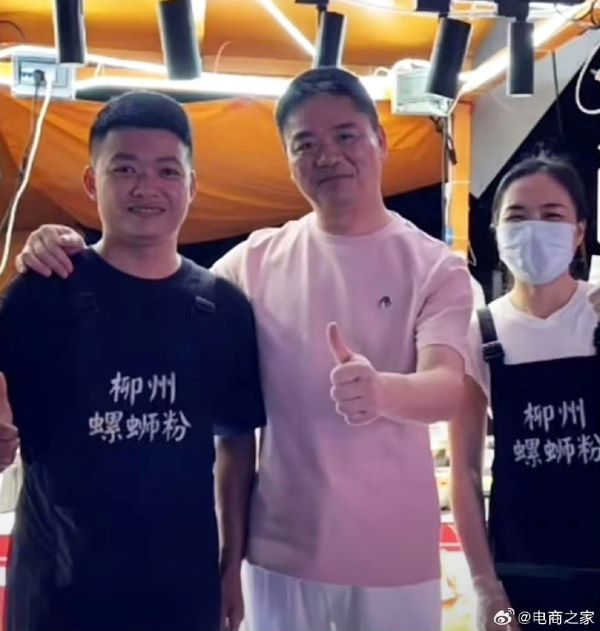 劉強東現身福州倉山區祥阪夜市，還主動與攤主交流、接受合影邀請。圖/取自影片
