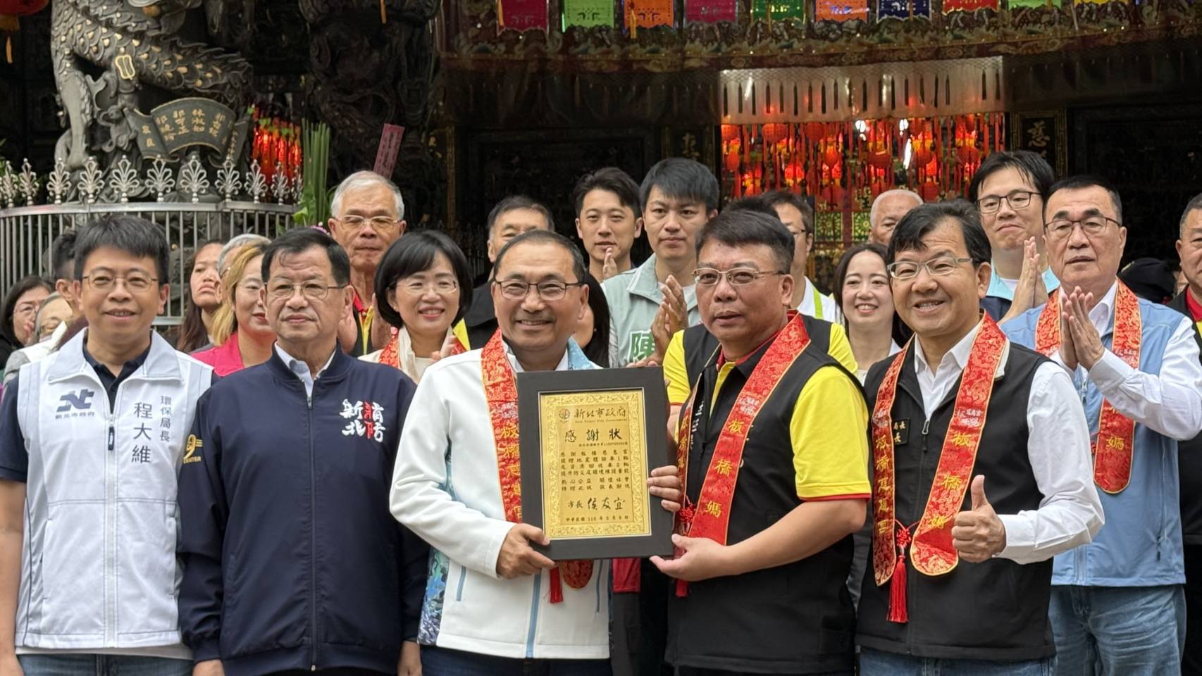 媽祖聖誕侯友宜走訪新北三宮廟祈福 板橋慈惠宮再捐新世代地震體驗車 8 《圖說》新北市市長侯友宜於板橋慈惠宮參香,與廟方合影,感謝宮廟公益捐贈。〈民政局提供〉