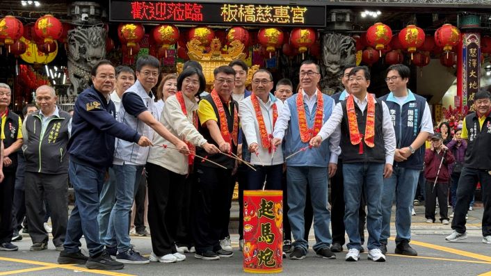 媽祖聖誕侯友宜走訪新北三宮廟祈福 板橋慈惠宮再捐新世代地震體驗車 9 《圖說》新北市市長侯友宜於板橋慈惠宮參香,與廟方合影,感謝宮廟公益捐贈,並點燃起馬炮。〈民政局提供〉