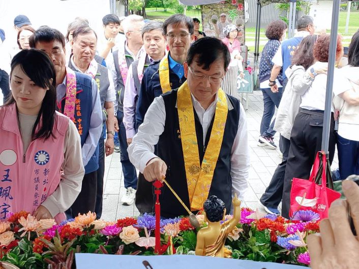 《圖說》民政局長林耀長出席靈鷲山惜惜地球永續親子趴暨浴佛節活動。〈民政局提供〉