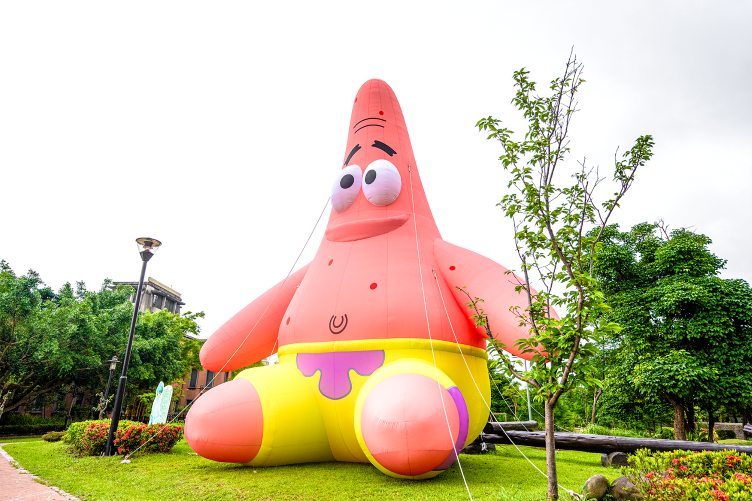 《圖說》新北市客家文化園區的「客家圓樓」變身為超吸睛的巨型「鳳梨屋」，還有超萌的海綿寶寶大氣偶坐鎮迎接，展現都會客家與國際 IP 跨界結合的創新趣味。〈客家局提供〉