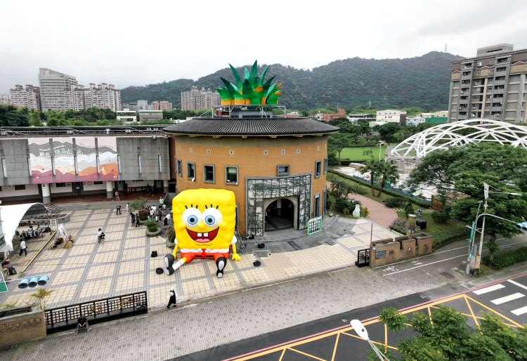 新北山河藝遊5/16登場 海綿寶寶帶路走讀三鶯客庄文化 10 《圖說》海綿寶寶的好夥伴派大星也驚喜現身園區綠地!大型氣偶裝置將一路陪伴民眾至 6 月 11 日,為三鶯地區打造限時的打卡冒險熱點。〈客家局提供〉