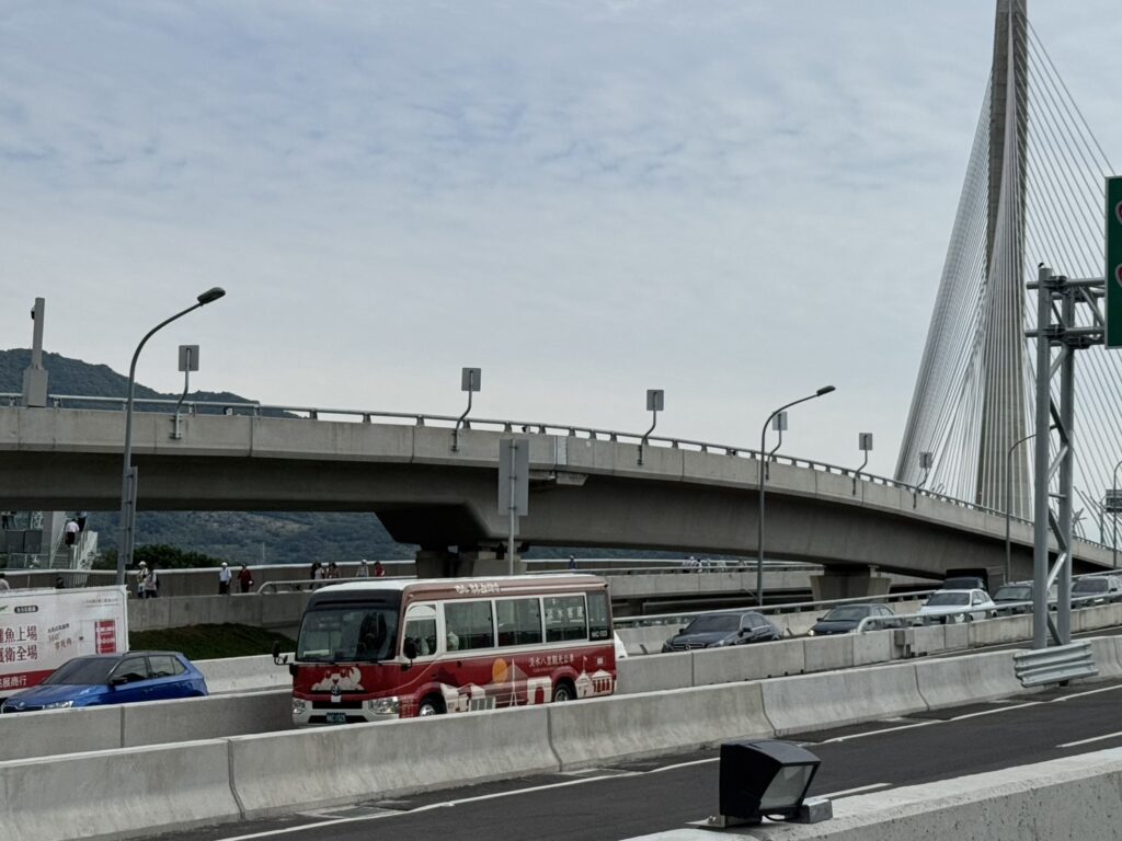 淡江大橋通車! 新北4條新公車線明起試營運 串聯板橋、桃機生活圈 8 115%E6%B7%A1%E6%B0%B4%E5%85%AB%E9%87%8C%E8%A7%80%E5%85%89%E5%85%AC%E8%BB%8A%E8%A1%8C%E7%B6%93%E6%B7%A1%E6%B1%9F%E5%A4%A7%E6%A9%8B 0 1024x768 1
