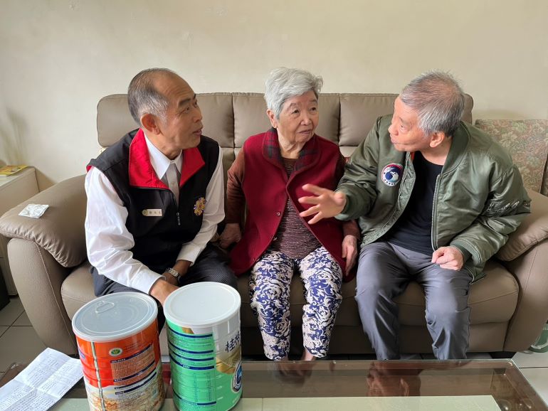 高齡榮民照護再升級 臺北榮服處數位轉型更有溫度 13 《圖說》徐木生副處長訪視高齡榮民之黃潔珍〈中間〉。〈臺北榮服處提供〉