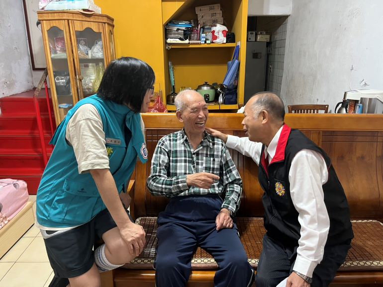 高齡榮民照護再升級 臺北榮服處數位轉型更有溫度 14 《圖說》徐木生副處長訪視高齡榮民之蔣均定。〈臺北榮服處提供〉