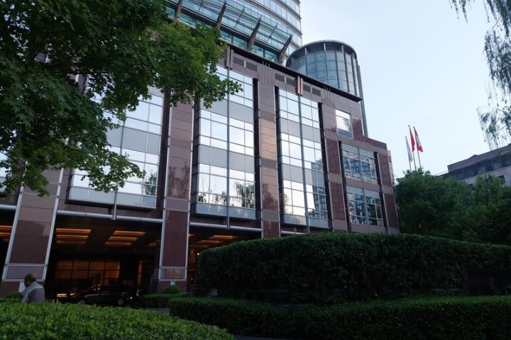 【川習會】第一夫人梅蘭妮亞未隨行 川普今晚下榻四季飯店 4 北京四季酒店位在北京亮馬河一帶,是北京的外交重鎮,不少外國商埠都在此。圖/中央社