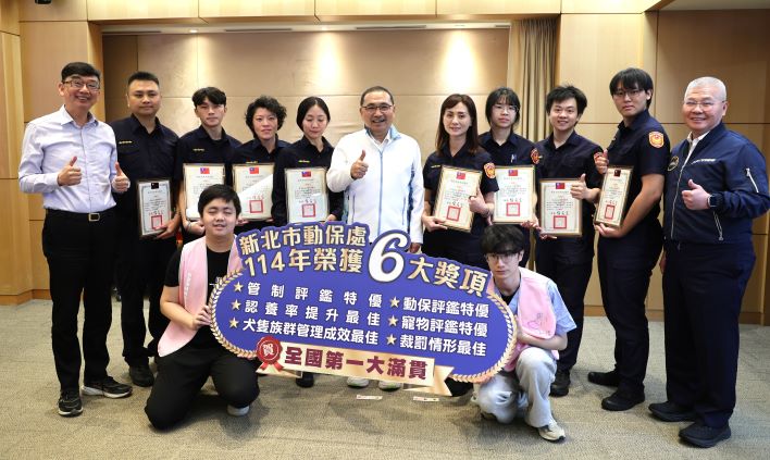 《圖說》侯友宜市長表揚三重分局、永和分局、新店分局、蘆洲分局、中和分局、淡水分局、汐止分局及海山分局，右一警察局長方仰寧。〈動保處提供〉