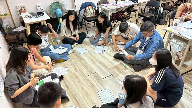 《圖說》「2026青年共創實踐營」將打破傳統上課的框架，讓學員從個人發展出發，逐步轉化為具備公共參與能力之行動者-圖為資料照片。〈青年局提供〉