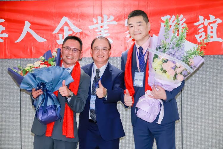 《圖說》校友總會理事長周興國（中）與龍華人企業家聯誼會會長張世睿(左)、副會長張鎮在(右)合影，展現校友組織緊密連結。〈龍華科大提供〉