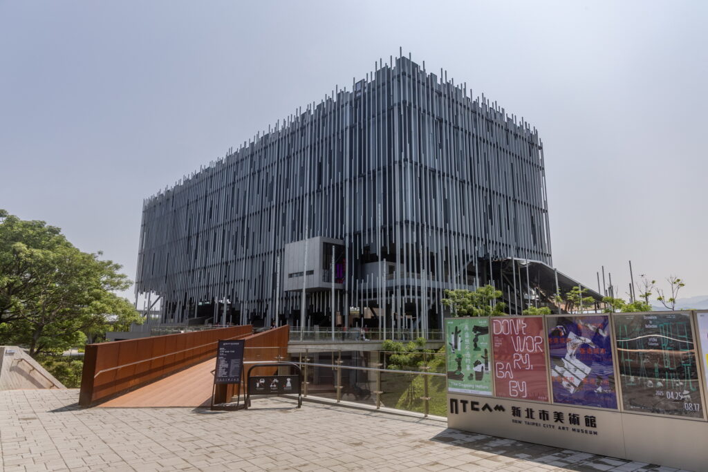 參加高雄旅展 「TRIP新北!趣新北」亮點搶先曝光 5 %E8%98%86%E8%91%A6%E9%80%A0%E5%9E%8B%E7%9A%84%E6%96%B0%E5%8C%97%E5%B8%82%E7%BE%8E%E8%A1%93%E9%A4%A8%E5%BA%A7%E8%90%BD%E6%96%BC%E9%B6%AF%E6%AD%8C%E4%B8%B2%E8%81%AF%E5%9C%A8%E5%9C%B0%E6%96%87%E5%8C%96%E5%BA%95%E8%98%8A%E5%AD%95%E8%82%B2%E5%87%BA%E7%92%80%E7%92%A8%E7%9A%84%E8%97%9D%E8%A1%93%E8%A7%80%E5%85%89%E4%BA%AE%E9%BB%9E 1024x683 1