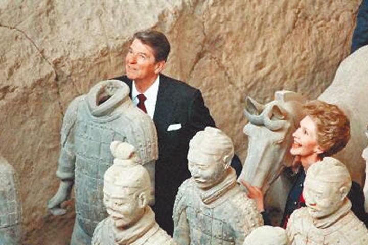 回顧美國歷任總統訪陸 中美從破冰合作走向戰略競爭 7 1984年4月29日,美國總統雷根和夫人南茜在西安參觀兵馬俑。圖/取自新華網