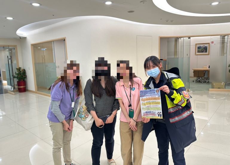 警銀合作機制建功 中和警林宗昱兩天成功攔阻277萬 4 《圖說》員警現場反詐宣導。〈中和分局提供〉