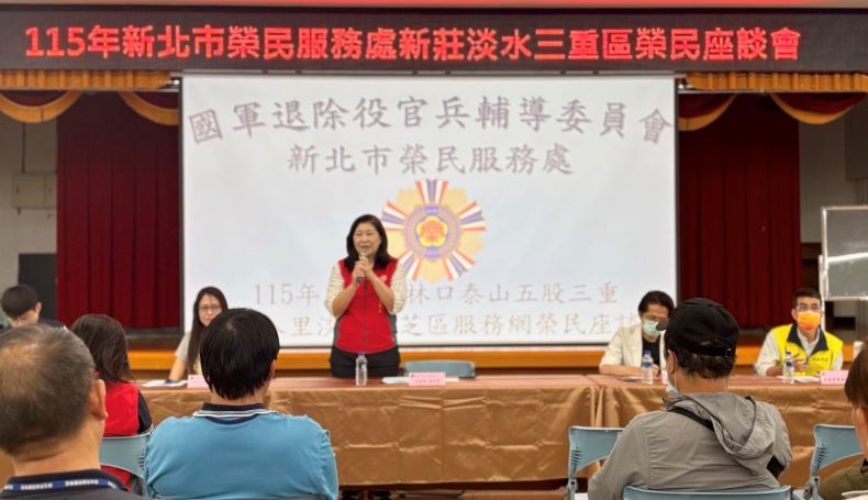 深化退除役官兵照顧 新北榮服處跨單位座談傾聽心聲 4 《圖說》吳曉慧總幹事傾聽退除役官兵建言並逐一解答釋疑。〈新北榮服處提供〉