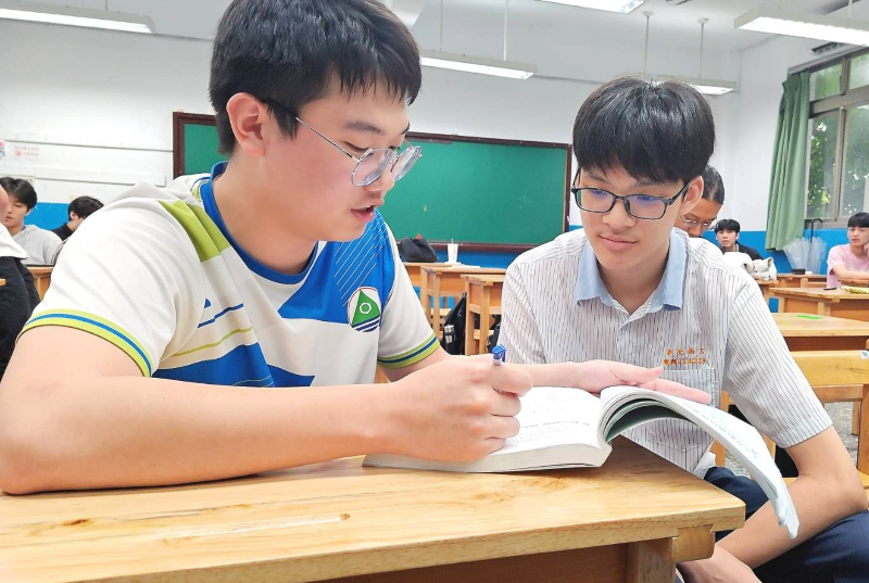 新北技職生統測亮眼 323人衝破55級分 挑戰頂尖科大 3 《圖說》新北高工電機科陳柏廷(左)66級分有望爭取國立臺北科技大學電機工程系。〈教育局提供〉