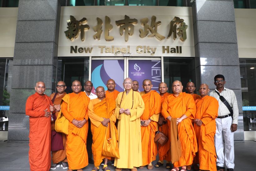 宗道法師偕斯里蘭卡高僧訪新北 侯友宜感謝弘法利生善行 6 《圖說》斯里蘭卡佛教阿瑪拉普拉教派僧團12位長老於新北市府銜牌下留影,中為三峽普賢寺開山住持釋宗道法師。〈社會局提供〉