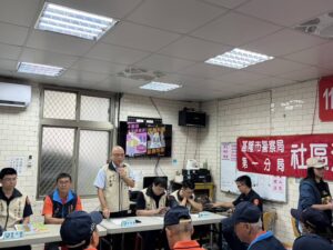 基警前往英仁社區勤宣導 強化里鄰社區安全防護網 6 %E4%B8%80 61 300x225 1