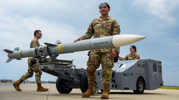  AIM-260的誕生，正是美軍為回應大陸PL-15與更遠程PL-17空對空飛彈的射程挑戰，重建視距外空戰優勢的關鍵布局。圖/取自U.S. Navy
