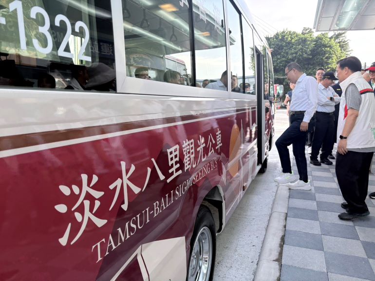 《圖說》侯友宜試乘115淡水八里觀光公車。〈交通局提供〉