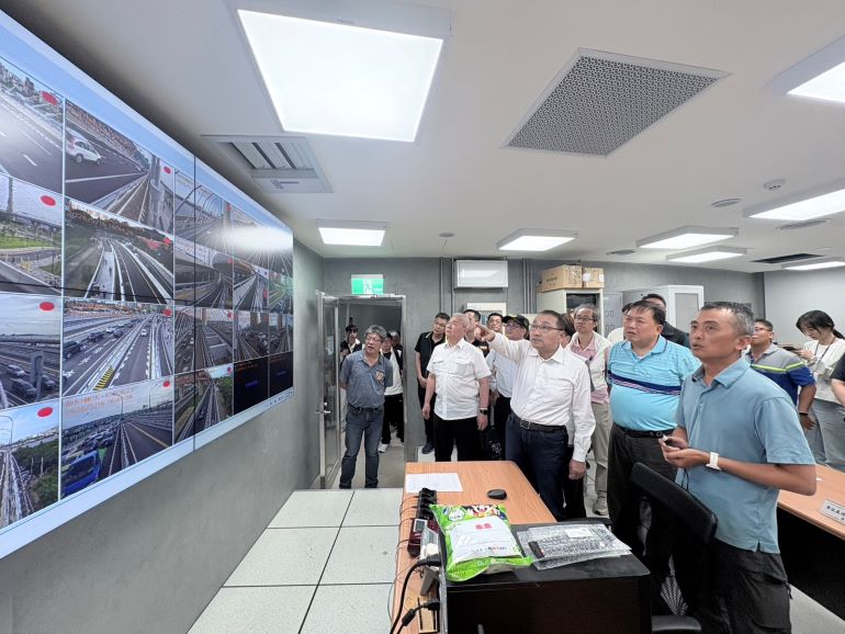淡江大橋通車首迎假日 新北啟動交維與接駁精進措施 8 《圖說》淡江大橋橋管中心監控橋上車流狀況。〈交通局提供〉