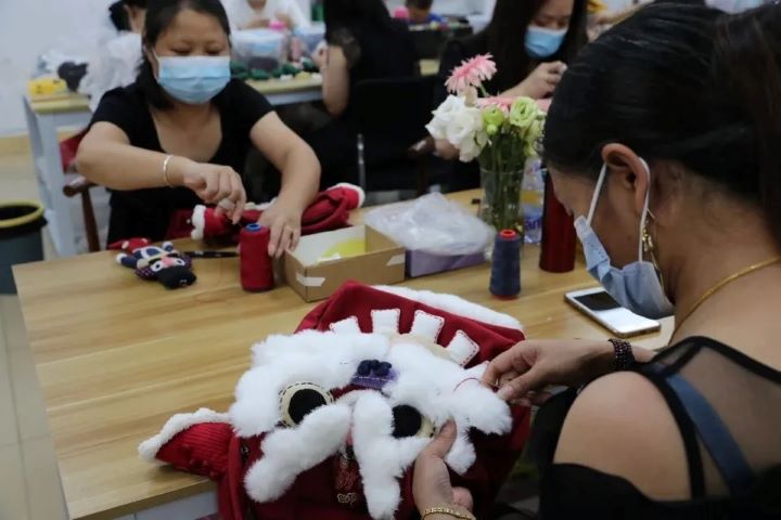 馬斯克兒子意外帶貨 桂林繡娘手藝「虎頭包」一夜爆紅 3 「芽小七手創」的刺繡虎頭包,屬於高度手工製作商品,每只包從立體刺繡、拼布到縫製完成約需一周。圖/取自《桂林日報》