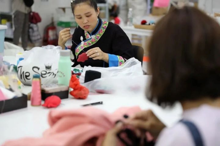 馬斯克兒子意外帶貨 桂林繡娘手藝「虎頭包」一夜爆紅 4 「芽小七」超過350名專職繡娘多為當地婦女,透過「公司+合作社+繡娘」模式,在家門口即可參與製作並獲得收入。圖/取自《桂林日報》