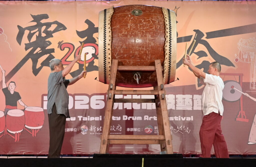 新北鼓藝節20周年「震鼓爍今」盛大登場 在地响仁和與優人神鼓世代傳承及日本太鼓聯擊震撼新北 17 %E9%96%8B%E5%B9%95%E5%BC%8F%E9%A6%96%E5%A0%B4%E7%89%B9%E5%88%A5%E7%94%B1%E4%BB%81%E5%92%8C%E9%BC%93%E8%97%9D%E5%B7%A5%E5%9D%8A%E5%9C%8B%E5%AF%B6%E5%A4%A7%E5%B8%AB%E7%8E%8B%E9%8C%AB%E5%9D%A4%E5%8F%B8%E9%98%9C%E5%B7%A6%E8%88%87%E5%84%AA%E4%BA%BA%E7%A5%9E%E9%BC%93%E8%97%9D%E8%A1%93%E7%B8%BD%E7%9B%A3%E9%BB%83%E8%AA%8C%E7%BE%A4%E5%8F%B3%E7%8E%87%E9%9A%8A%E5%90%8C%E5%8F%B0%E6%BC%94%E5%87%BA 1024x670 1