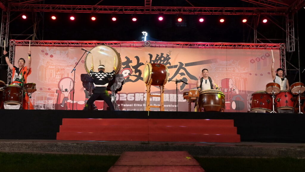 新北鼓藝節20周年「震鼓爍今」盛大登場 在地响仁和與優人神鼓世代傳承及日本太鼓聯擊震撼新北 18 %E6%97%A5%E6%9C%AC%E5%A4%AA%E9%BC%93%E5%82%B3%E5%A5%87%E6%9E%97%E7%94%B0%E5%8D%9A%E5%B9%B8%E6%8A%AB%E7%94%B0%E9%87%8E%E4%BF%AE%E4%B8%80%E8%97%A4%E6%9C%AC%E5%90%89%E5%88%A9%E4%B8%89%E4%BD%8D%E5%A4%A7%E5%B8%AB%E8%88%87%E9%BC%93%E8%97%9D%E7%AF%80%E8%97%9D%E8%A1%93%E7%B8%BD%E7%9B%A3%E9%99%B3%E6%96%87%E5%90%89%E5%85%B1%E6%93%8A20%E9%80%B1%E5%B9%B4%E6%96%B0%E6%9B%B2 1024x579 1