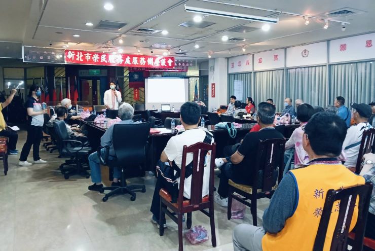 廣納建言傾聽心聲 新北榮服處前進永和解答釋疑 26 《圖說》台北榮民醫院醫師吳承澔對在場退除役官兵諮詢及解答。〈新北榮服處提供〉