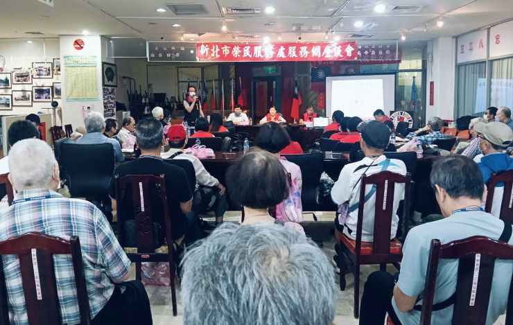 廣納建言傾聽心聲 新北榮服處前進永和解答釋疑 27 《圖說》台北榮民之家輔導員王柏鈞宣導榮民眷入住榮家權利條件等。〈新北榮服處提供〉