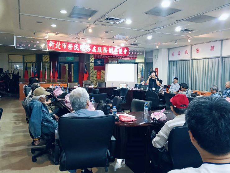 廣納建言傾聽心聲 新北榮服處前進永和解答釋疑 28 《圖說》新北市衛生局長照中心督導李弈儒宣導「銀髮人力資源」業務介紹。〈新北榮服處提供〉