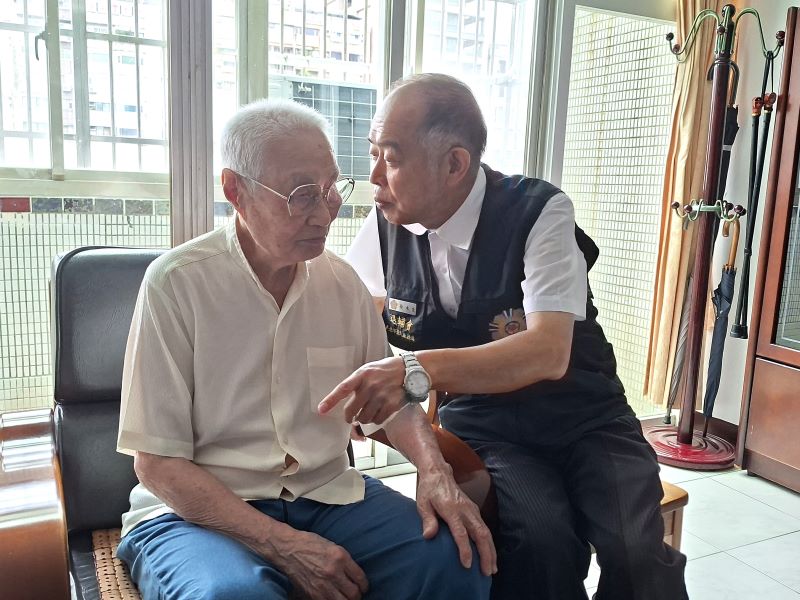 《圖說》94歲榮民梁傳國爺爺。〈臺北市榮服處提供〉