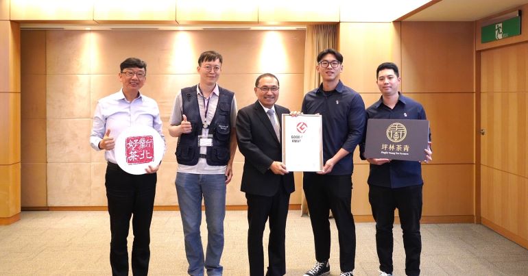 《圖說》新北市農業局輔導坪林「有種茶」地域品牌，榮獲日本 GOOD DESIGN AWARD 2025「地域構想及活動類」獎項，成為六都第一個獲得該獎項的農業品牌，今日於市政會議獻獎，展現新北推動農業創生與地域品牌發展的亮眼成果，左一農業局長諶錫輝。〈農業局提供〉